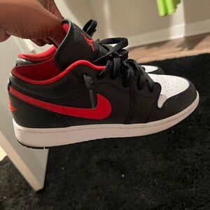 Jordan 1s size 6y: women’s 8